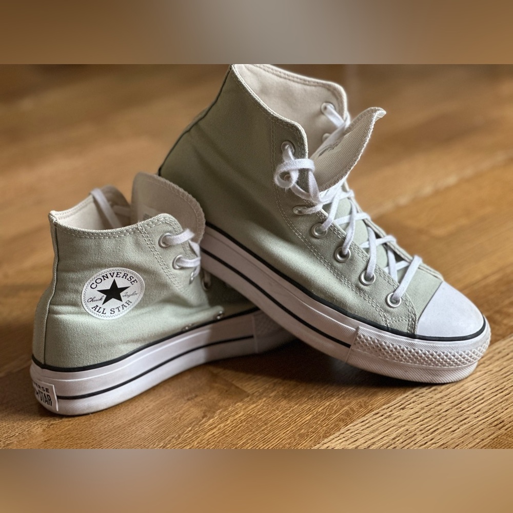 Classic Converse platform high-tops size 9 new condition